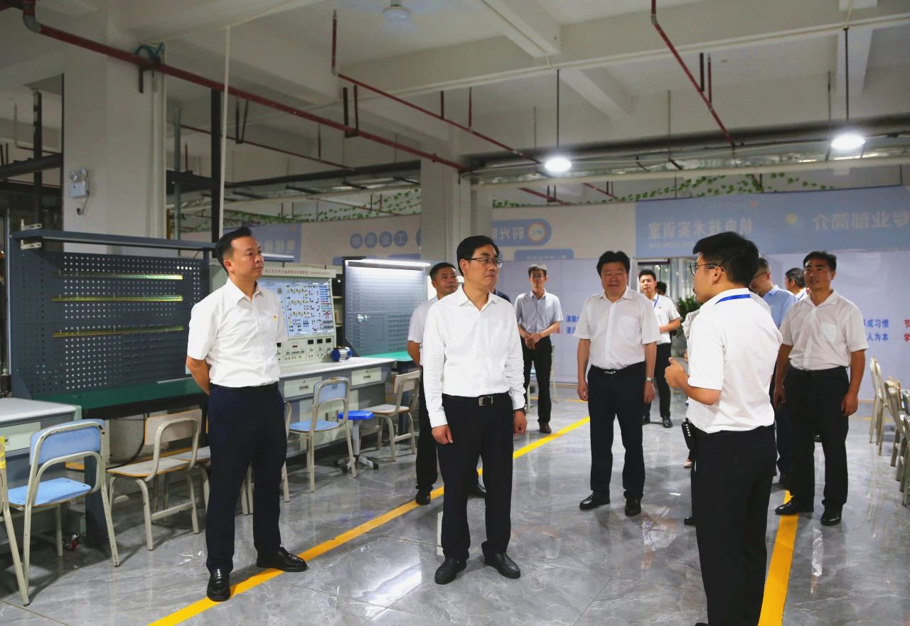 省教育厅党组成员、副厅长杨天仪一行到铜仁市交通学校调研指导工作