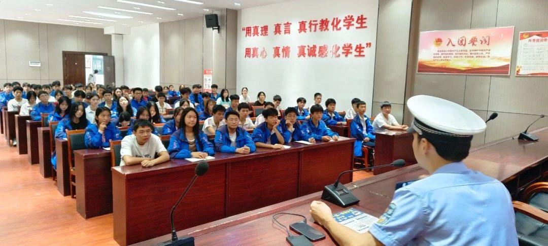 万山交警走进铜仁市交通学校开展中职学生“禁摩”交通安全警示宣传活动