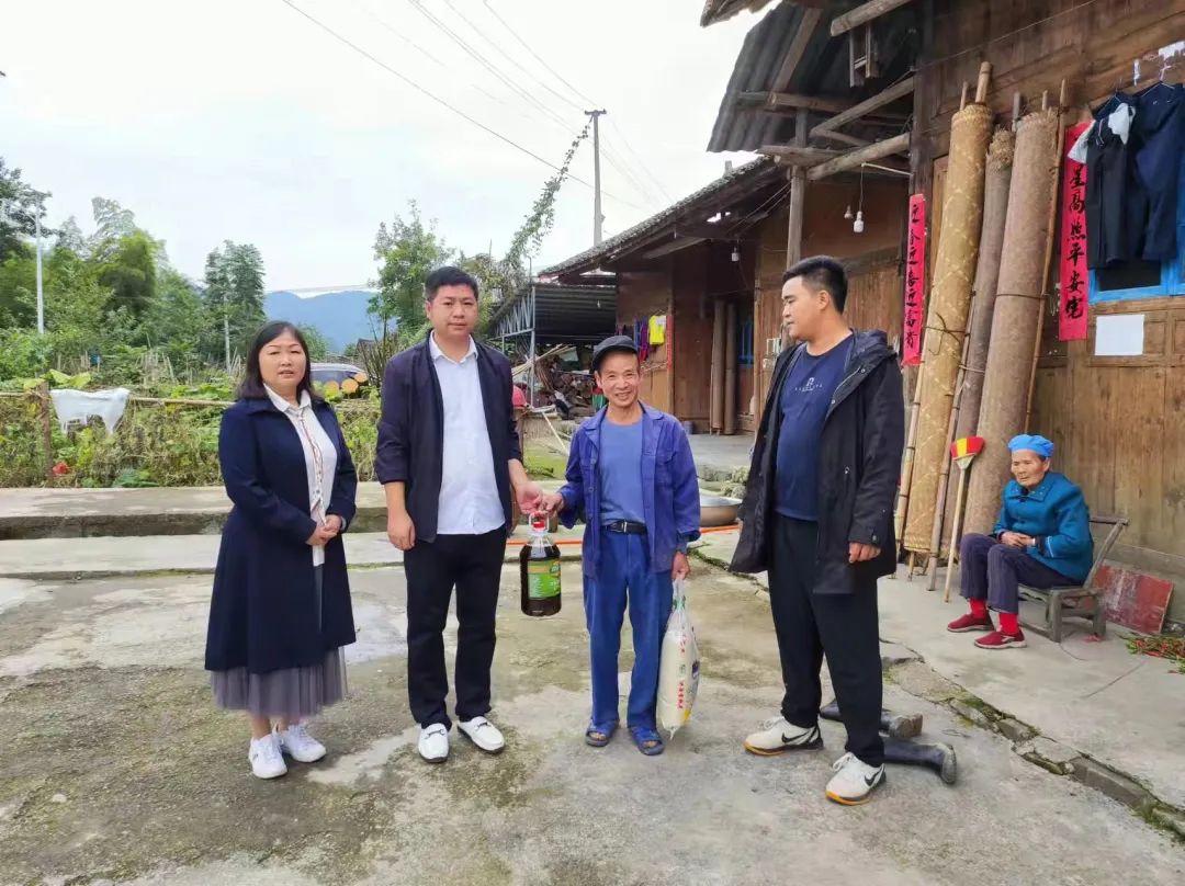 铜仁市交通学校到帮扶村调研乡村振兴工作和走访慰问脱贫户