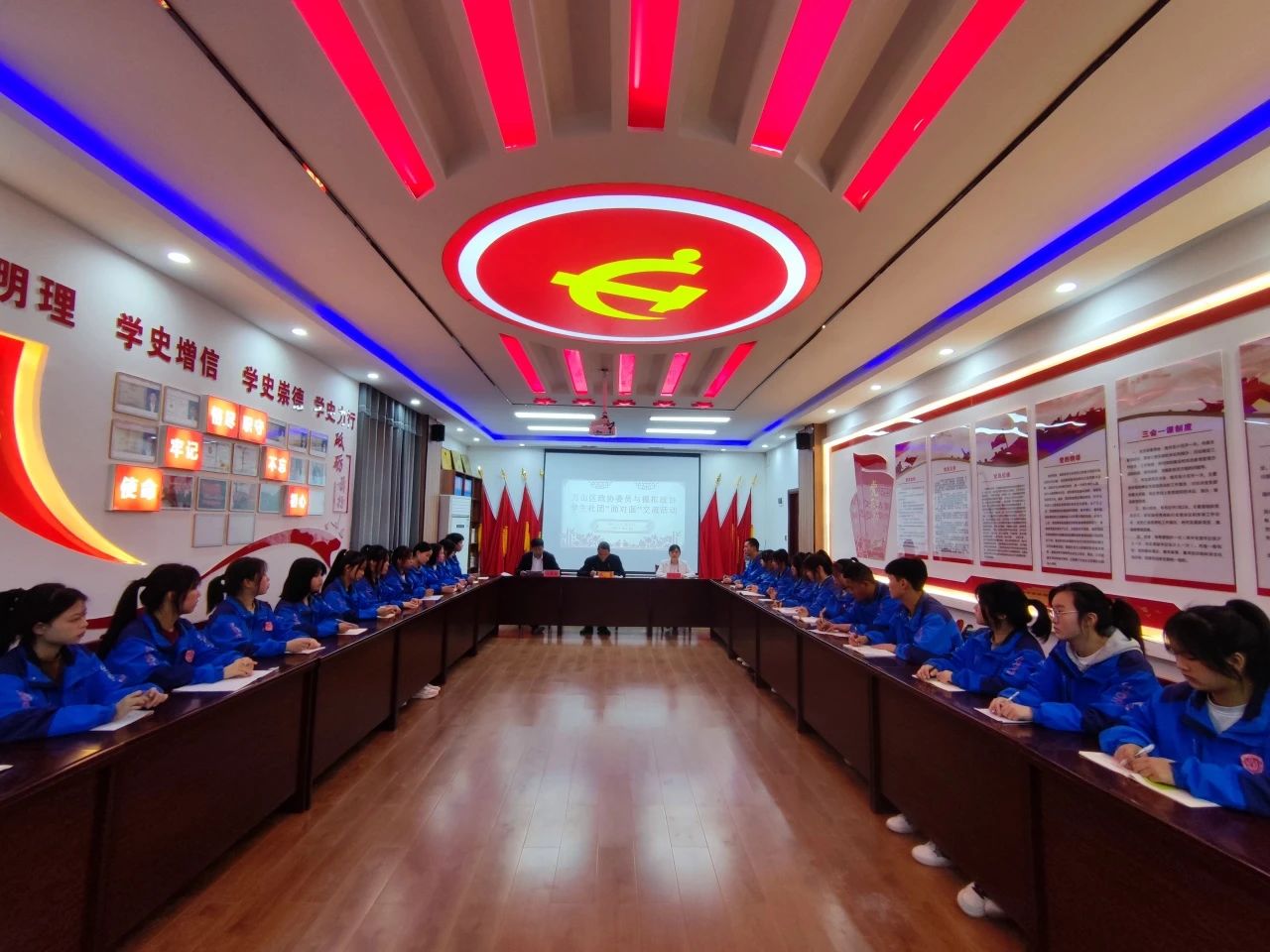 铜仁市交通学校学生模拟政协协会建设侧记