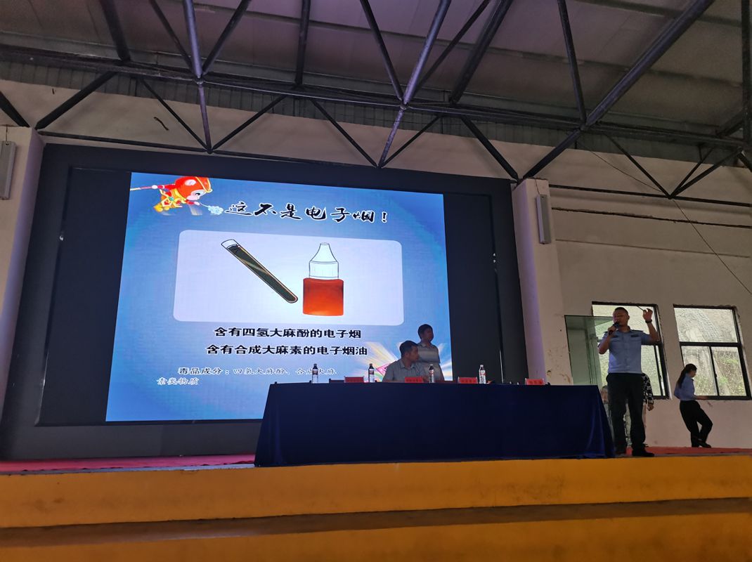 我校开展“拒绝依托咪酯 享受绿色人生”禁毒宣传教育活动