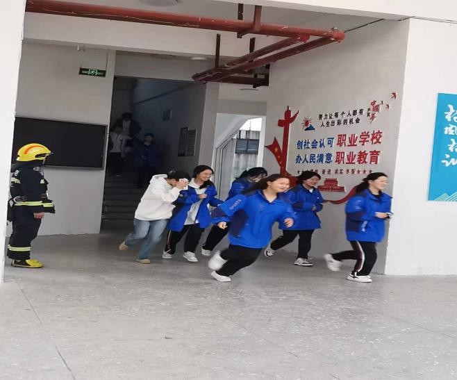 我校开展逃生疏散演练暨消防知识宣传活动