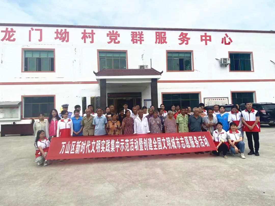 公共服务专业部开展“志愿同心同行·共创文明城市 ”爱心义剪志愿服务活动