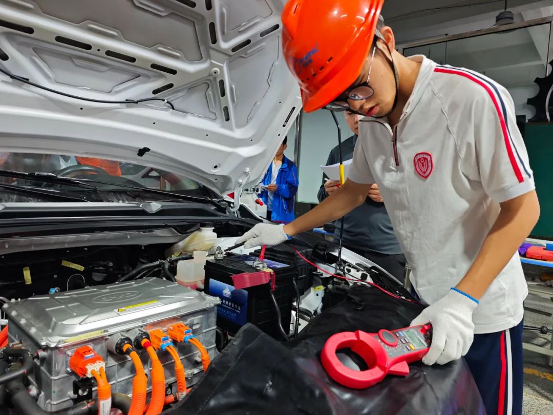 一技在手·一生无忧 | 铜仁市交通学校2025 年职业教育活动周技能大赛火热进行中