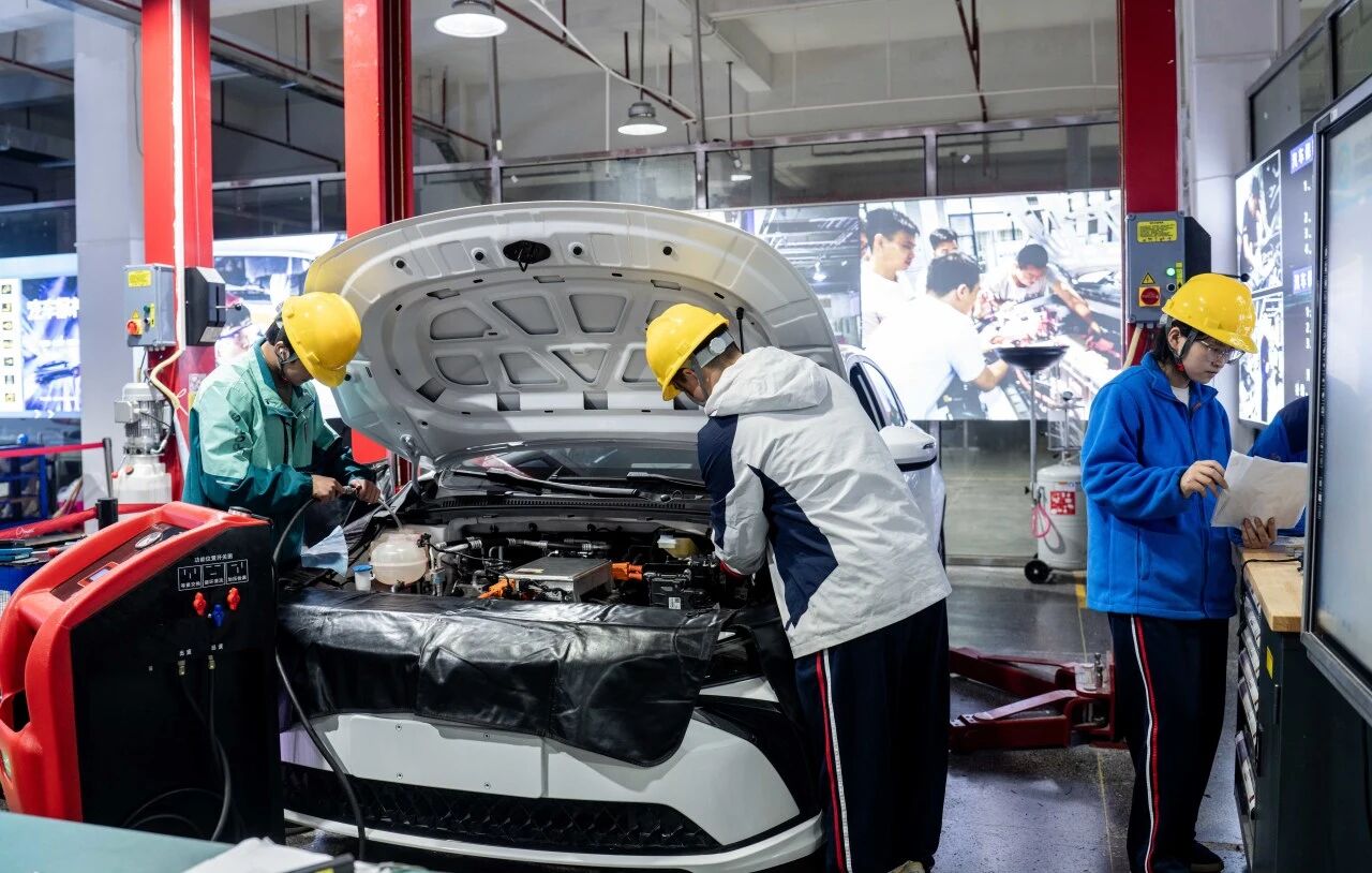 学校⇔学生⇔企业