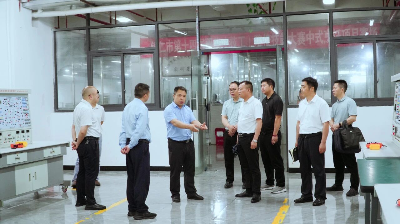 区委副书记、区长陈松到铜仁市交通学校调研职业教育工作